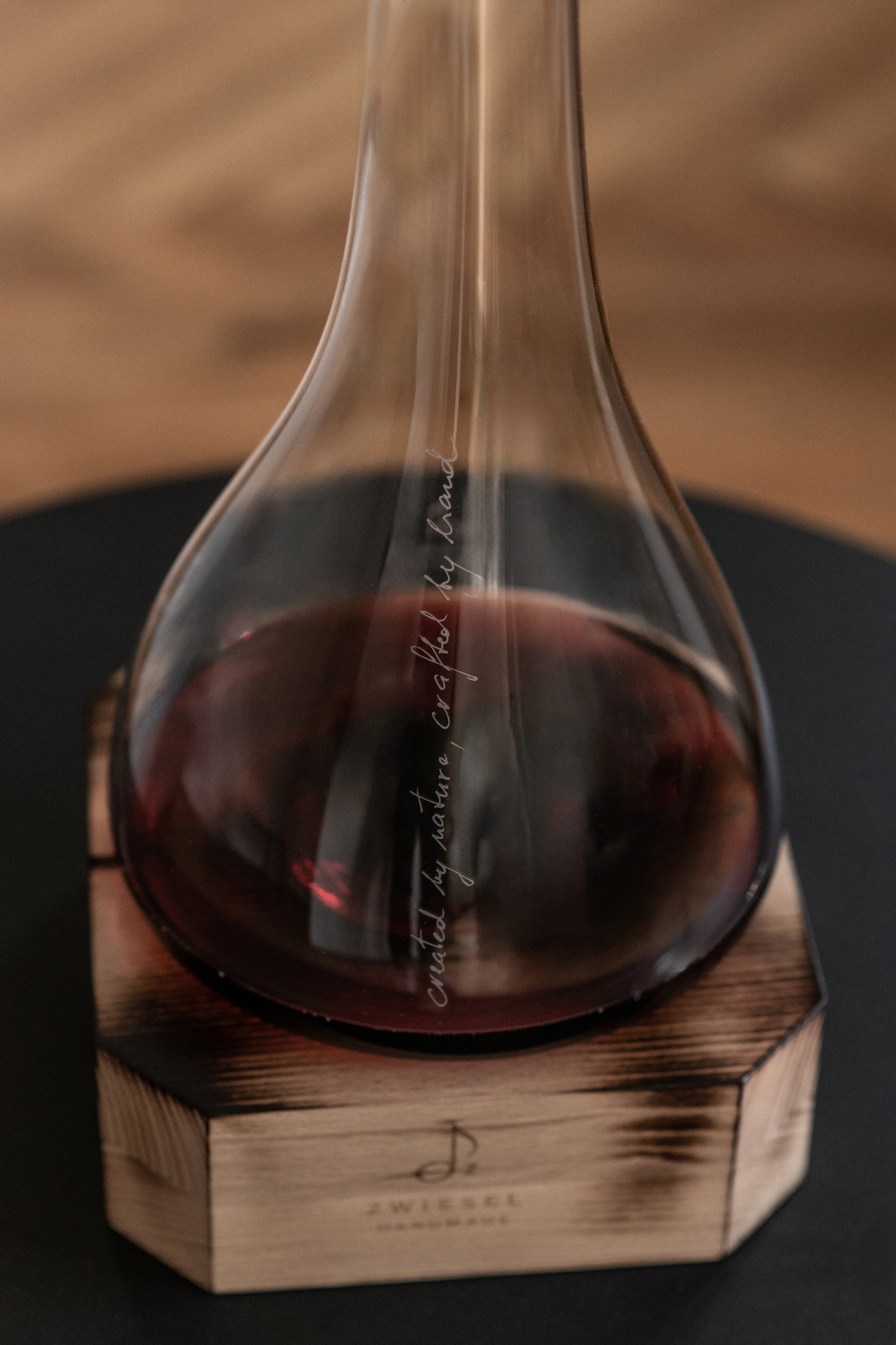 ICONICS Decanter - handmade with wooden base  75,0cl