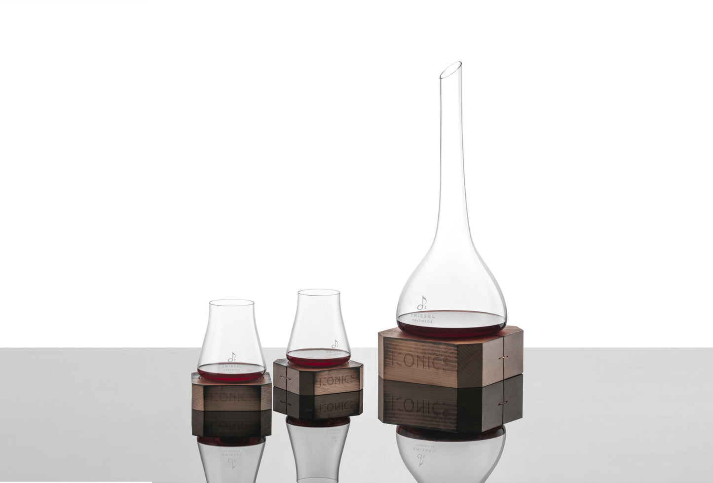 ICONICS Decanter - handmade with wooden base  75,0cl