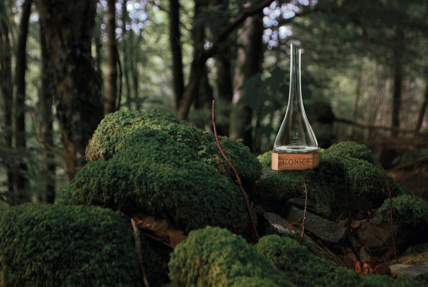 ICONICS Decanter - handmade with wooden base  75,0cl